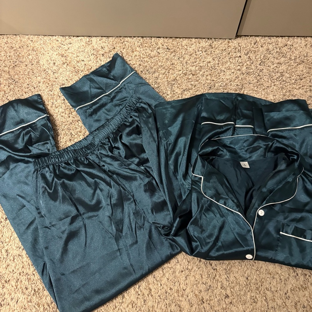 Women's Faux Satin Pajama Set - Evergreen